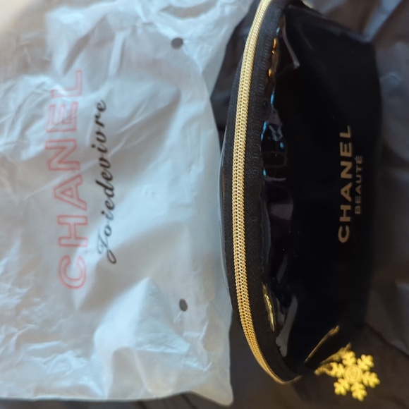 CHANEL Beauté Glossy Black Pouch with Gold Details - Picture 4 of 4